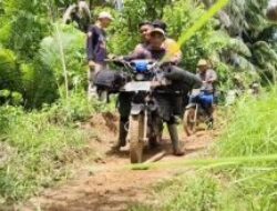 Mendaki Gunung Lewati Laut, Perjuangan Polri Distribusikan Logistik Pilkada Lampung Diwilayah Terpencil