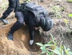 Brimob Polda Lampung Sterilisasi TKP Penemuan Diduga Granat di Banjar Masin