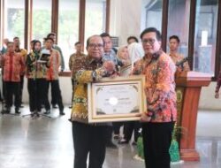 Pj. Gubernur Samsudin Serahkan SK Perpanjangan Penjabat Bupati Lampung Barat