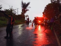 Cegah Laka Lantas, Polisi Bersihkan Tumpahan Solar di Jalan Raden Imba Kesuma Bandar Lampung