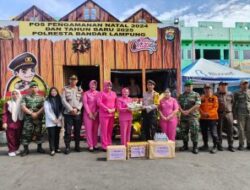 Berikan Dukungan Moral, Bhayangkari Berikan Tali Asih kepada Personel Pospam Nataru di Bandar Lampung