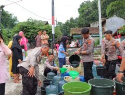 Polresta Bandar Lampung Bagikan Ribuan Liter Air Bersih Bagi Warga Terdampak Banjir di Dua Lokasi
