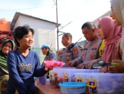 Polisi Bagikan Ratusan Porsi Makan Bergizi Gratis Bagi Warga Terdampak Banjir di Bandar Lampung