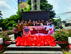 Organisasi Pers Taring Lampung Gelar Bakti Sosial Bagikan Makanan Siap Santap Untuk Masyarakat di Taman UMKM Bung Karno,Bandar Lampung