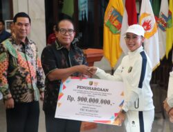 Pj. Gubernur Samsudin Serahkan Penghargaan Kepada Peraih Medali PON XXI Aceh-Sumut