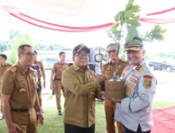 Jaga Keseimbangan Lingkungan, Pj Gubernur Lampung Tanam Pohon Di Ruas Tol Bakauheni – Terbanggi Besar