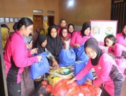 Polisi dan Bhayangkari di Bandar Lampung Bagikan Paket Sembako Bagi Korban Banjir