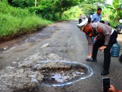 Peduli Keselamatan, Satlantas Polresta Bandar Lampung Tandai Jalan Rusak dan Berlubang