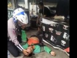 Satlantas Polresta Bandar Lampung Bantu Driver Gojek yang Mendadak Pingsan di Jalan