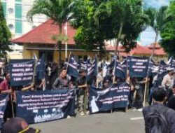 Mapolresta Bandar Lampung di Demo Ratusan Massa