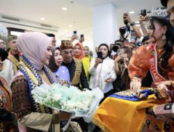 Ketua Dekranasda Provinsi Lampung Ibu Purnama Wulan Sari Mirza Dan Kepala Dinas Pariwisata Provinsi Lampung Buka Fashion 2025 yang Diperagakan 46 Finalis Muli Meghanai Lampung