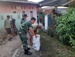 Babinsa dan Masyarakat Tanjung Karang Laksanakan Jum’at Bersih untuk Lingkungan Sehat