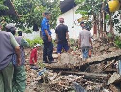 Pemkot Bandar Lampung Melakukan Pembersihan Rumah Warga Yang Terendam Banjir