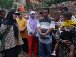 Walikota Eva Dwiana Meninjau Lokasi Rumah Yang Hancur Terkena Longsor