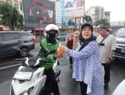 Walikota Eva Dwiana, Dandim dan Kapolresta Bandar Lampung Kompak Bagi-bagi Takjil