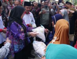 Jelang perayaan Hari Raya Idul Fitri, Walikota Bandar Lampung Eva Dwiana Menyalurkan Bantuan Beras