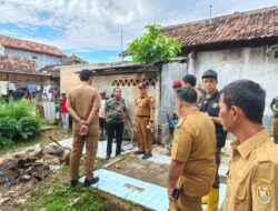 Pemkot Bandar Lampung Tertibkan 10 Bangunan Semipermanen di Atas Sungai