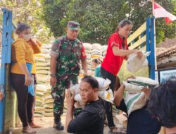 Koramil 410-03/TBU Serma Enang Kamaludin Kawal Ketat Distribusi Bantuan Sosial, Babinsa Kelurahan Sumur Batu