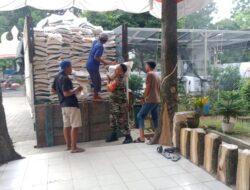 Sertu Dahri Babinsa Koramil 410-04/ TKT Turun Langsung Kawal Ketat Distribusi Beras Kelurahan Way Halim