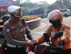 Gelorakan Semangat Nasionalisme, Satlantas Polresta Bandar Lampung Bagikan Bendera Merah Putih Kepada Pengendara