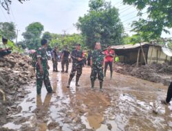 Danramil 410-03/TBU, dalam penanganan darurat tanah longsor di Jalan RE. Martadinata