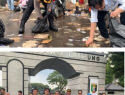 TNI-Polri dan Mahasiswa di Bandar Lampung Kompak Bersihkan Sampah Pasca Unjuk Rasa di DPRD Lampung