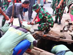 Semangat Gotong Royong, Koramil 410-02/TBS Bersama Warga Benahi Drainase Pasar
