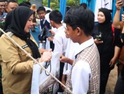 Wujudkan Pendidikan Merata, Wali Kota Eva Dwiana Bagikan Perlengkapan Sekolah untuk Ribuan Siswa SD dan SMP