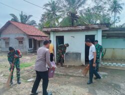 Wujudkan Indonesia Asri, Polsek dan Forkopimcam Muara Sungkai Gelar Jum’at Bersih di Masjid Nurul Huda