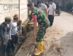 Antisipasi Musim Hujan, Babinsa dan Warga Campang Jaya Gelar Aksi Bersih Drainase