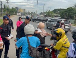 Batalyon A Pelopor Berbagi Takjil, Hangatkan Kebersamaan di Bulan Suci Ramadan