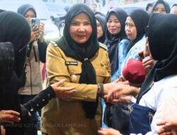 Safari Ramadan di Sukarame, Wali Kota Eva Dwiana Serahkan Bantuan Rp100 Juta untuk Masjid Tawwakal