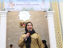 Safari Ramadan di Masjid An-Nikmah, Wali Kota Eva Dwiana Serahkan Bantuan Pendidikan untuk Warga