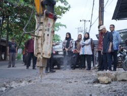Gerak Cepat, Walikota Eva Dwiana Tinjau Langsung Perbaikan Jalan dan Drainase di Kedamaian