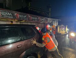 Hujan Deras di Bandar Lampung Sebabkan Banjir dibeberapa lokasi, Tim SAR Brimob Lampung Sigap Bantu Warga Terdampak Banjir