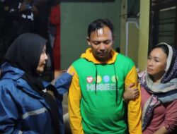 Tembus Hujan Deras, Bunda Eva Temui Keluarga Korban Banjir Bandang di Garuntang
