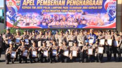 Kapolda Lampung Berikan Penghargaan kepada Personel Berprestasi