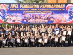 Kapolda Lampung Berikan Penghargaan kepada Personel Berprestasi