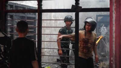 Aksi Heroik, Prajurit Yonif 945/PPC Selamatkan Permukiman Warga
