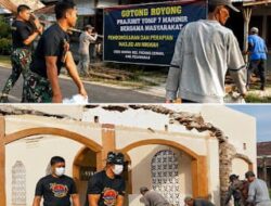 Bahu-Membahu Bersama Warga, Yonif 7 Marinir Bantu Pembongkaran Masjid di Padang Cermin