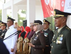 Khidmat, Dr. Rita Susanti Pimpin Upacara Penurunan Bendera Merah Putih di Gunung Sugih
