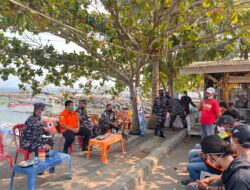 Lanal Lampung Pastikan Kesiapsiagaan Bencana, Bagikan Bantuan dan Edukasi Warga Pesisir Kalianda Lampung Selatan